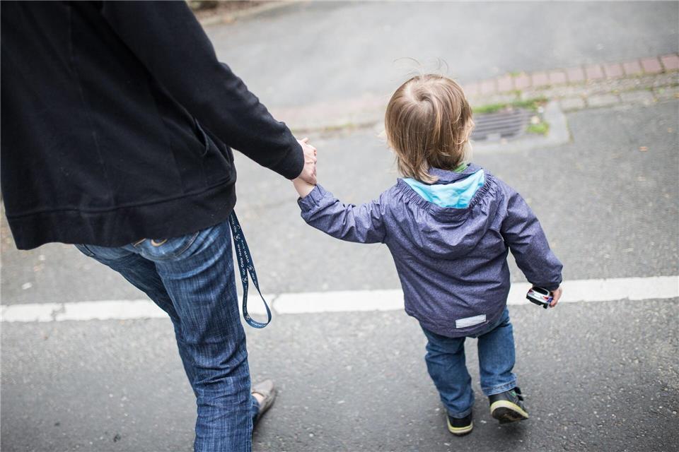 Viele Alleinerziehende bekommen keinen Betreuungsplatz für ihr Kind. (Symbolbild)Marcel Kusch/dpa