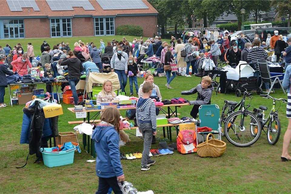 Viele Angebote gab es beim Kinderkleidermarkt am Samstag in Raesfeld. 