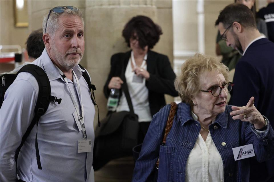 Viele Angehörige verfolgten den Urteilsspruch im Gerichtssaal.Stephane De Sakutin/AFP/dpa