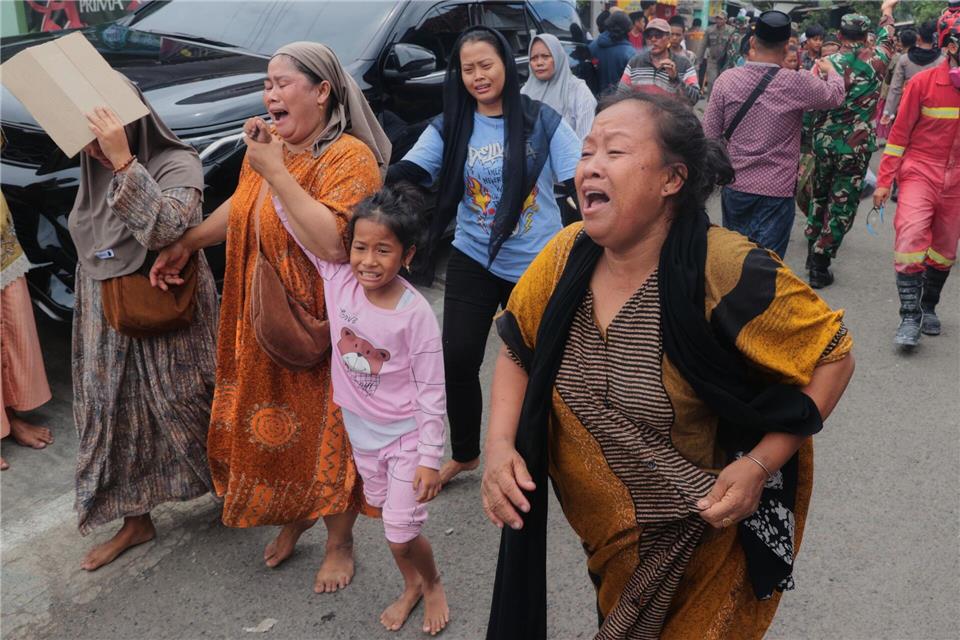 Tote und Vermisste nach Einsturz von Schule in Indonesien Viele Angehörige waren völlig verzweifelt.Trisnadi/AP/dpa