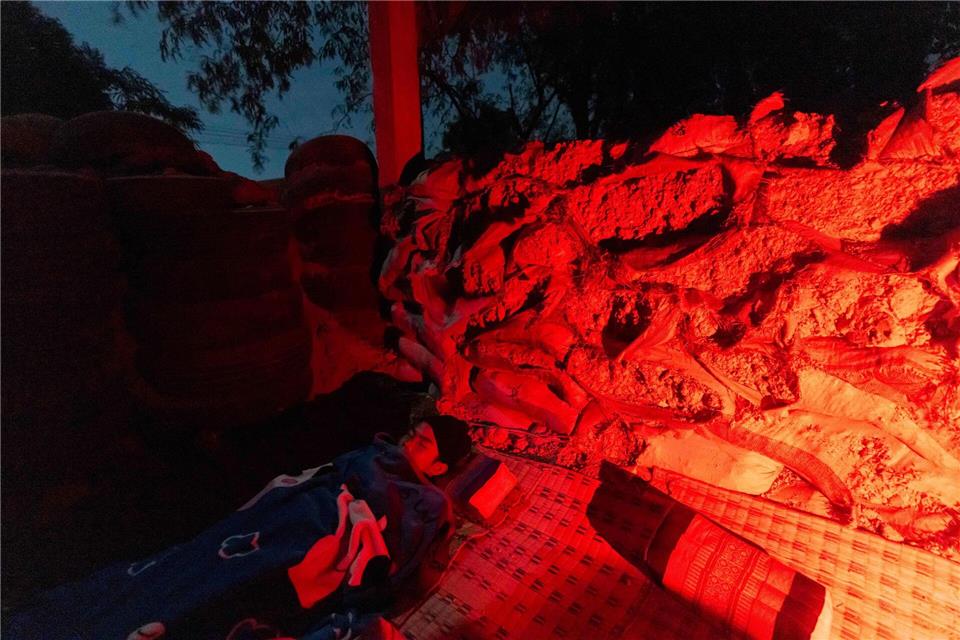 Viele Anwohner der Grenzregion haben sich auf den Weg gemacht. Wason Wanichakorn/AP/dpa