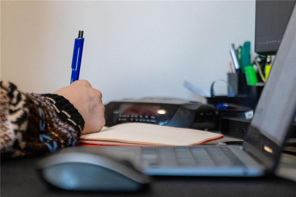 Viele Arbeitnehmerinnen und Arbeitnehmer arbeiten zumindest zeitweise von zu Hause aus. (Symbolbild)Katrin Luxenburger/dpa