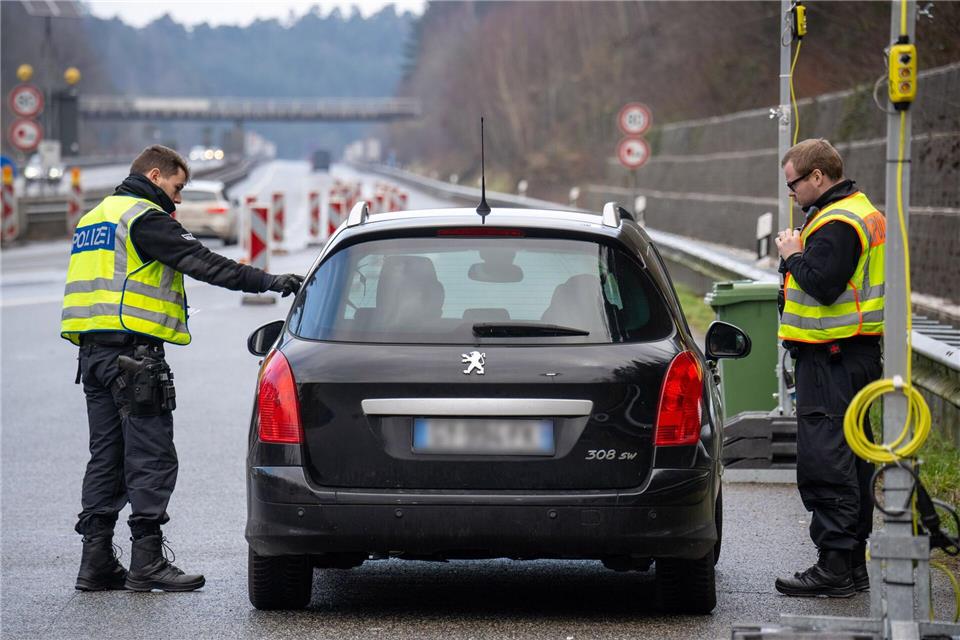 Wie eine Grenzregion mit verlängerten Kontrollen umgeht Viele Autofahrer reagieren gelassen auf die Kontrollen. (Archivbild)Harald Tittel/dpa