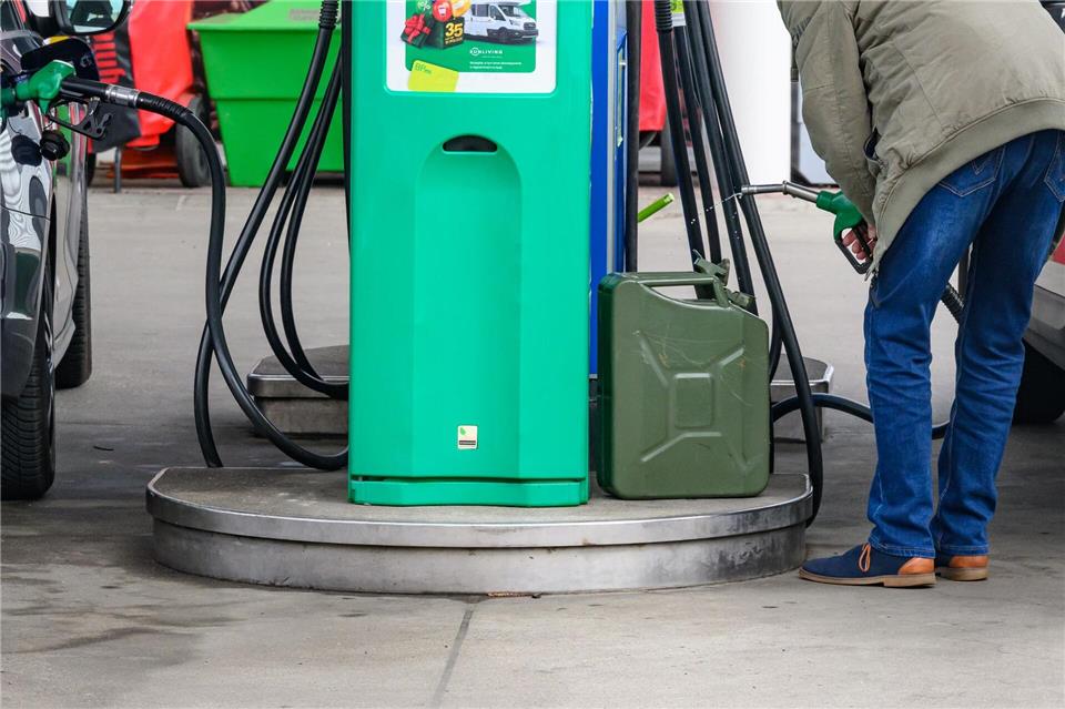 Viele Autofahrerinnen und Autofahrer denken wegen sinkender Spritpreise über Vorratskäufe nach. (Archivbild) Patrick Pleul/dpa