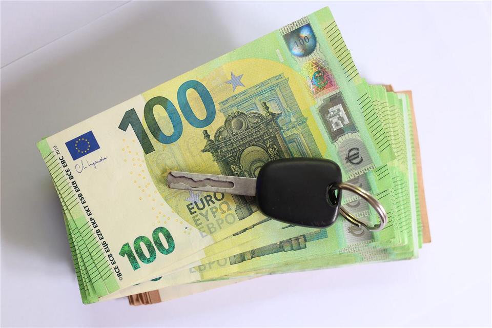 Viele Autokäufe werden per Kredit finanziert. (Symbolbild)Karl-Josef Hildenbrand/dpa