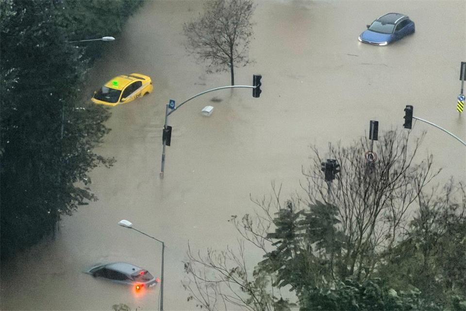 Viele Autos blieben auf überschwemmten Straßen liegen. Egecan Ozguner/AP/dpa