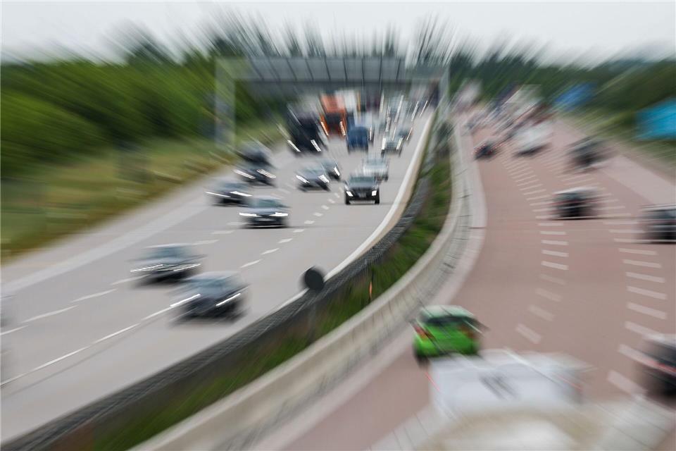 Viele Autos - viele Spuren: Manchmal geht es auf der Autobahn hoch her und es kann zu Missverständnissen kommen, etwa beim Überholen.Jan Woitas/dpa/dpa-tmn