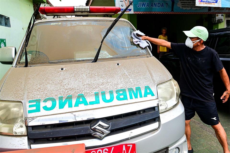 Viele Autos wurden von Asche bedeckt.Deden Iman/XinHua/dpa