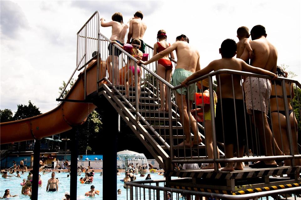Viele Badegäste verbringen oft Stunden in den Sommerbädern. (Archivbild)Carsten Koall/dpa
