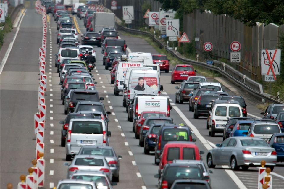 Deutlich mehr Baustellen und Staus auf NRW-Autobahnen Viele Baustellen und viele Staus - Autofahrer müssen auf den Autobahnen in NRW häufig Geduld aufbringen. (Archivbild)Federico Gambarini/dpa