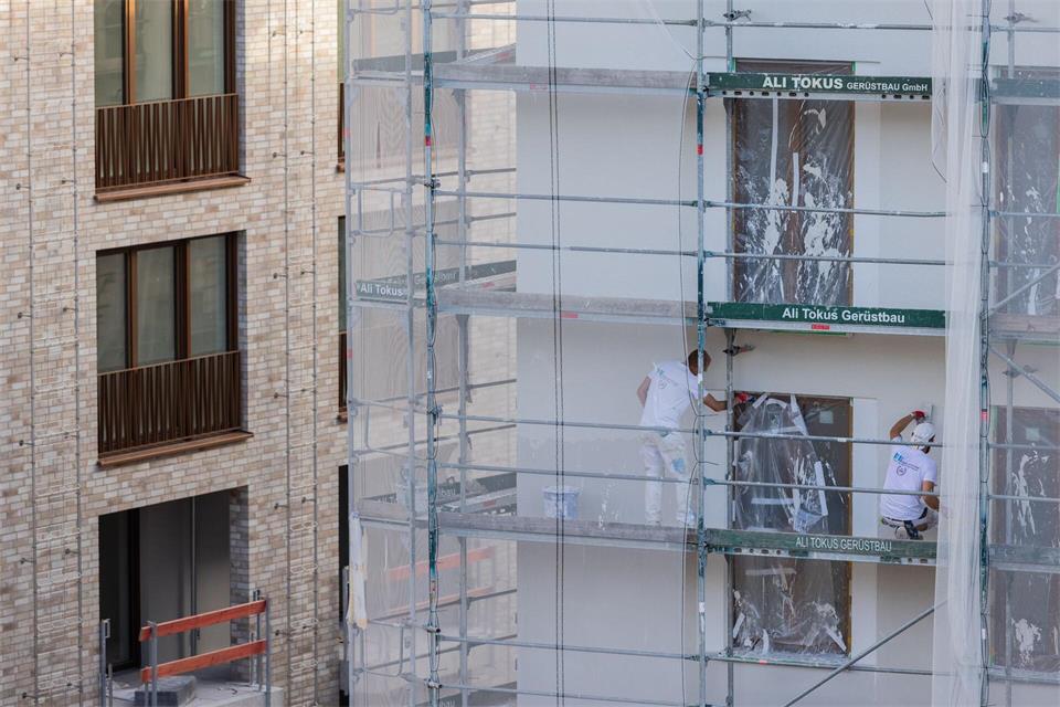 Viele Bauvorschriften in NRW sollen künftig entfallen, um das Bauen zu beschleunigen. (Archivbild)A3508 Rolf Vennenbernd/dpa