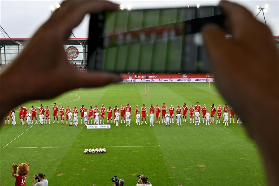 Viele Bayern-Profis auf dem Rasen.Peter Kneffel/dpa