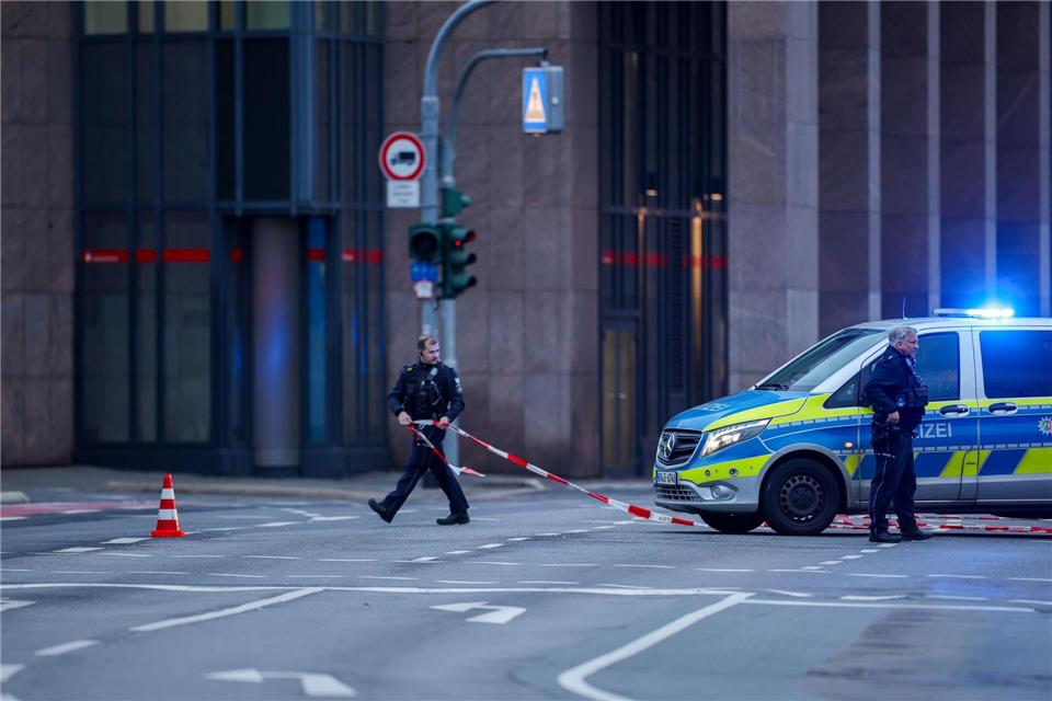Viele Beamte sind wegen einer Bedrohungslage in Mönchengladbach im Einsatz.Christoph Reichwein/dpa