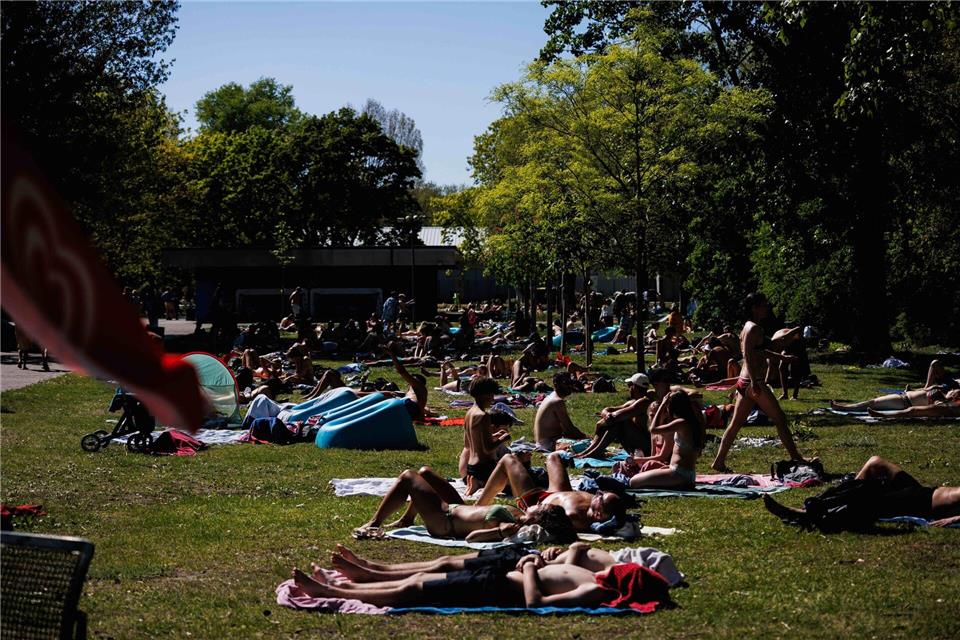Viele Berliner genießen in den ersten geöffneten Freibädern frühsommerliches Badewetter im Mai.Carsten Koall/dpa
