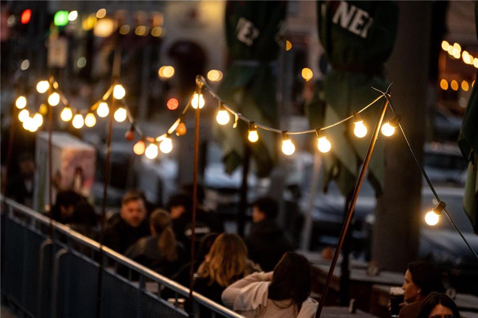 Viele Berliner und Besucher schätzen die vielfältigen gastronomischen Angebote in der Stadt.Fabian Sommer/dpa