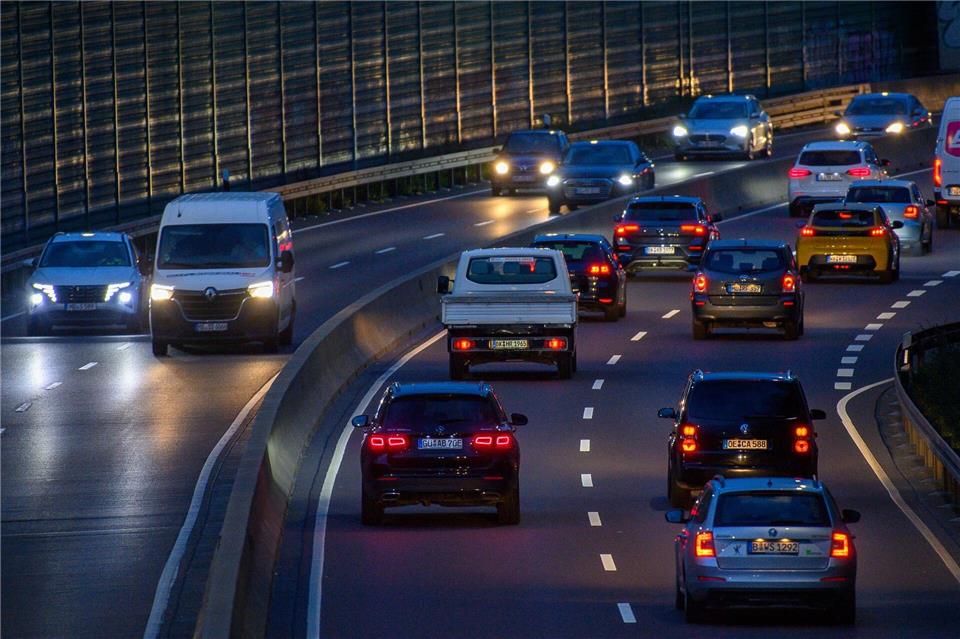 Viele Beschäftigte aus Sachsen-Anhalt pendeln zur Arbeit in benachbarte Bundesländer - besonders nach Sachsen und Niedersachsen (Symbolbild) Klaus-Dietmar Gabbert/dpa