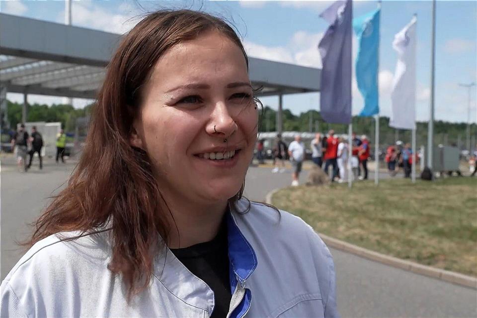 Viele Beschäftigte des Zwickauer VW-Werks - wie die 30-jährige Jessica Kölzig - sorgen sich um ihre Zukunft angesichts möglicher Werkschließungen im Zuge von Sparmaßnahmen im Konzern. Mike Müller/dpa