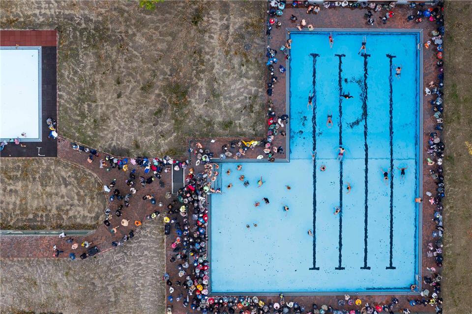 Viele Besucher des Anbadens blieben bei der Eröffnungsfeier lieber am Beckenrand stehen. Frank Molter/dpa