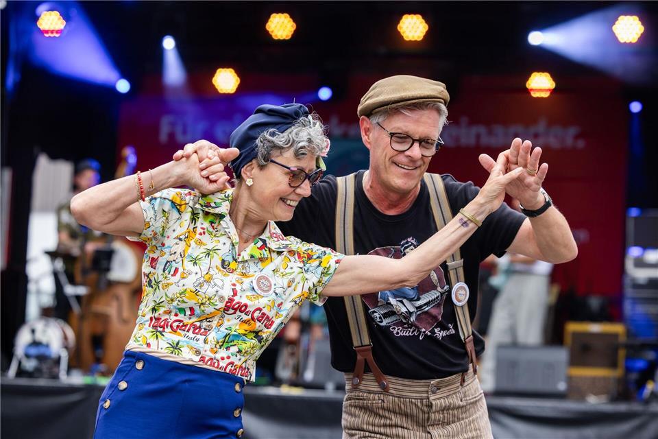 In Wettenberg werden wieder „Golden Oldies“ gefeiert Viele Besucher tanzen vor den Festival-Bühnen.Christian Lademann/dpa