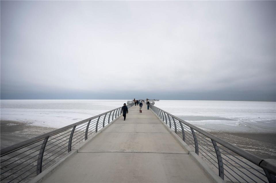 Viele Besucher trotzen dem eisigen Wetter und besuchen die Seebrücke in Prerow.Philip Dulian/dpa