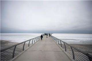 Viele Besucher trotzen dem eisigen Wetter und besuchen die Seebrücke in Prerow.Philip Dulian/dpa