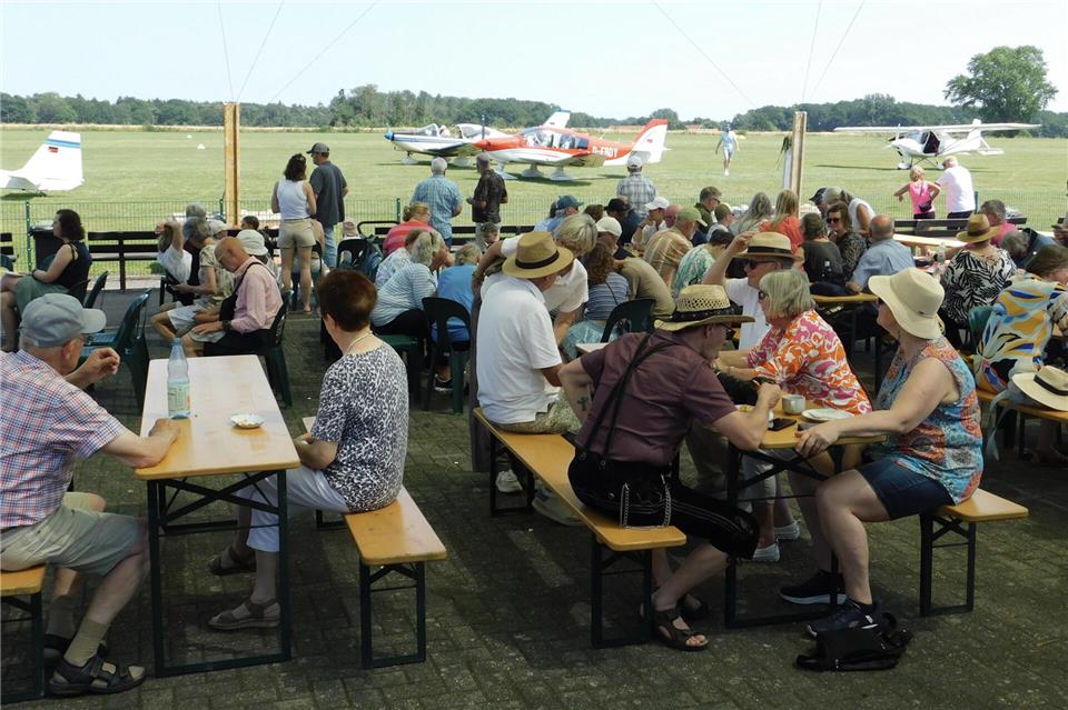 Viele Besucher verfolgten das Geschehen auf dem Flugplatz.