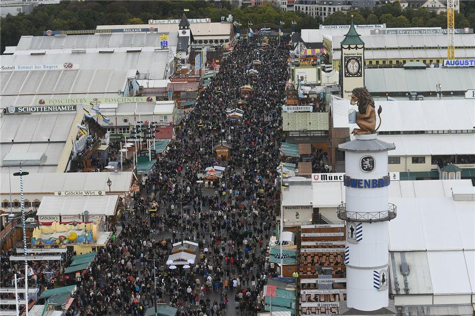 Viele Besucher zog die Wiesn auch dieses Jahr an - aber woher kamen sie?Felix Hörhager/dpa