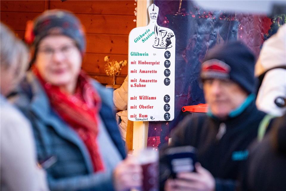 Viele Betreiber von Glühweinständen in Nordrhein-Westfalen stehen in diesem Jahr nach Angaben des Schaustellerverbandes finanziell unter Druck.Benjamin Westhoff/dpa