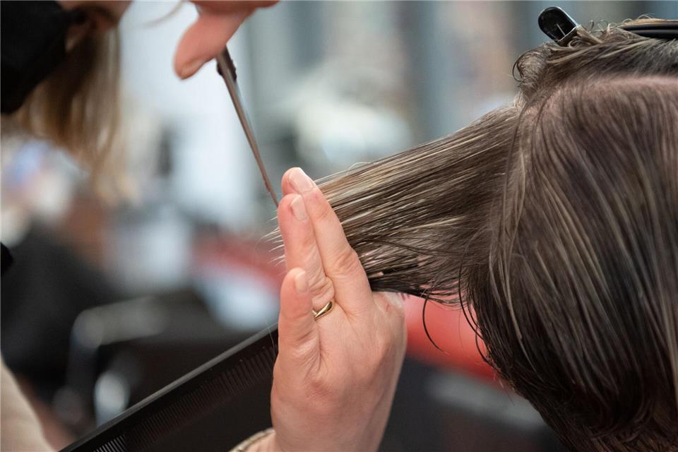 Viele Betriebe seien von der Politik enttäuscht und fühlten sich alleingelassen, heißt es vom Landesinnungsverband des Friseurhandwerks. (Symbolbild)Magdalena Troendle/dpa