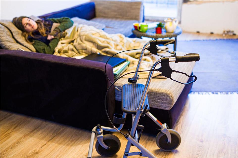 Viele Betroffene von ME/CFS sind dauerhaft arbeitsunfähig oder sogar bettlägerig. Moritz Frankenberg/dpa