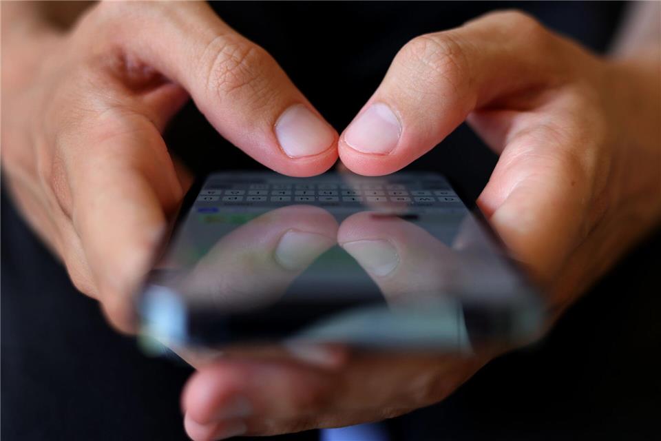 Viele Betrüger nutzen Messengerdienste. (Symbolbild)picture alliance/dpa