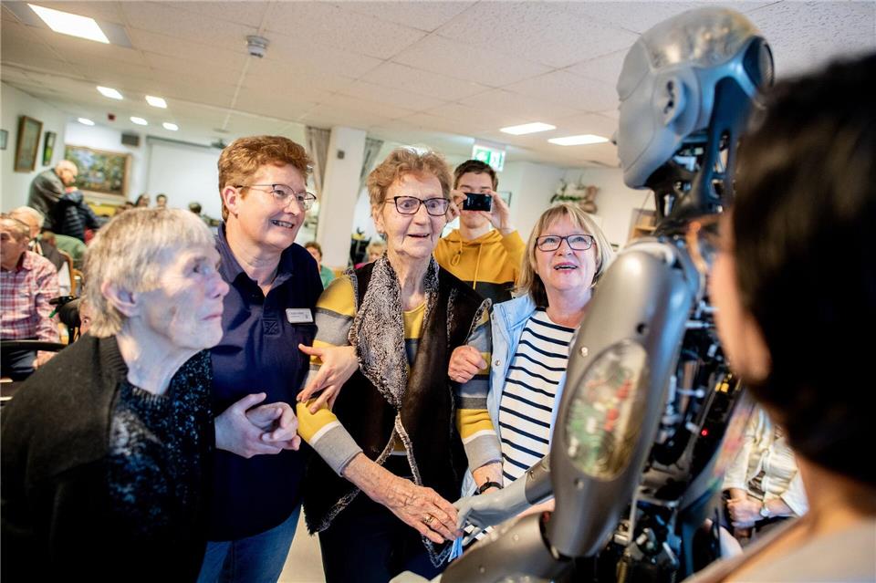 Viele Bewohner und Pflegekräfte des Pflegeheims Haus Friede sind neugierig auf Roboter „Ameca“.Hauke-Christian Dittrich/dpa
