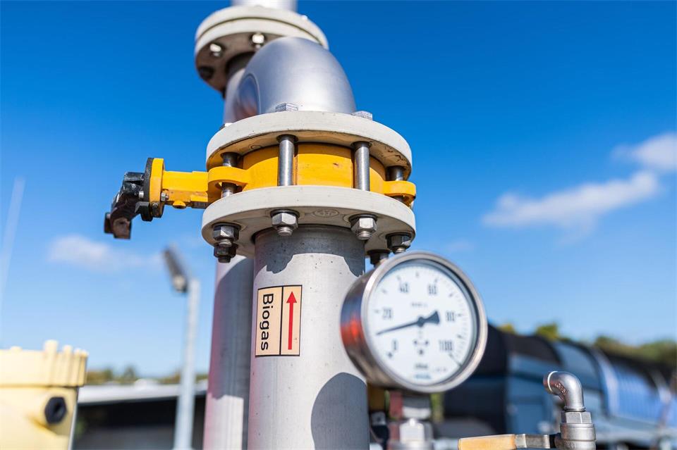 Viele Biogasanlagen produzieren Strom und Wärme gleichzeitig. (Symbolbild)Guido Kirchner/dpa