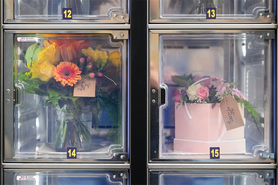 Viele Blumenläden bieten Sträuße und Gestecke auch im Automaten an. (Archivbild)Robert Michael/dpa-Zentralbild/dpa