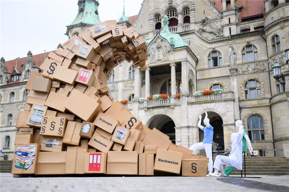 Viele Branchen klagen über bürokratischen Aufwand. (Archivbild)Julian Stratenschulte/dpa