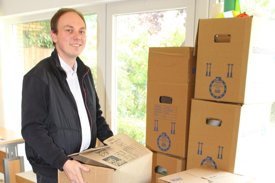 Viele Bücher hat der neue Pfarrer Fabian Tilling in Umzugskartons mit nach Raesfeld gebracht.