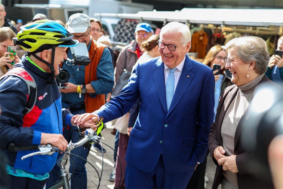 Viele Bürger begrüßten den hohen Besuch freundlich in ihrer Stadt. Christoph Reichwein/dpa