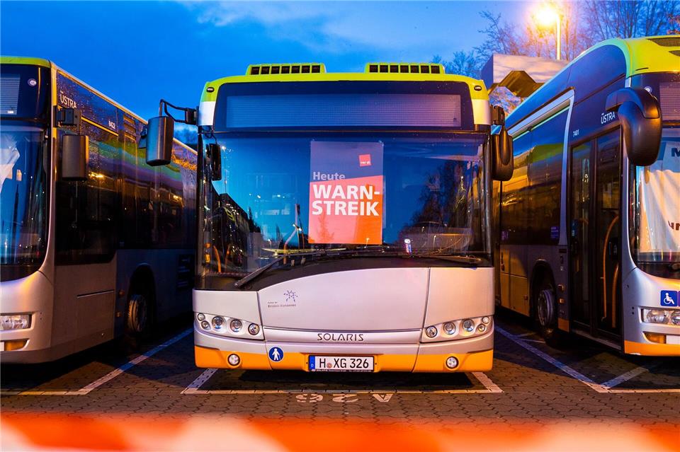 Viele Busse werden wegen des Warnstreiks in Niedersachsen voraussichtlich nicht fahren. (Archivbild)Moritz Frankenberg/dpa