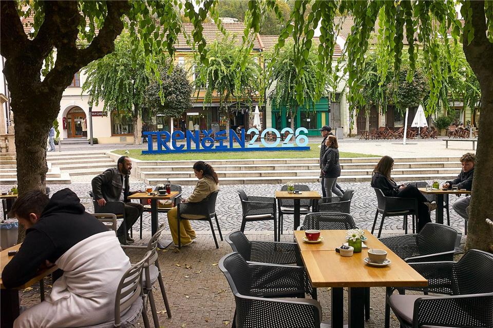 Viele Cafés und Restaurants säumen den zentralen Mierove namestie (Friedensplatz) im slowakischen Trencin, das neben dem finnischen Oulu Europäische Kulturhauptstadt 2026 ist.Michael Heitmann/dpa-tmn