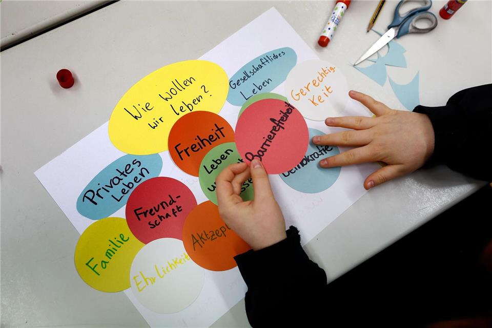 Viele Demokratieprojekte bundesweit sind von Kürzungen bedroht. (Symbolbild)Carsten Koall/dpa