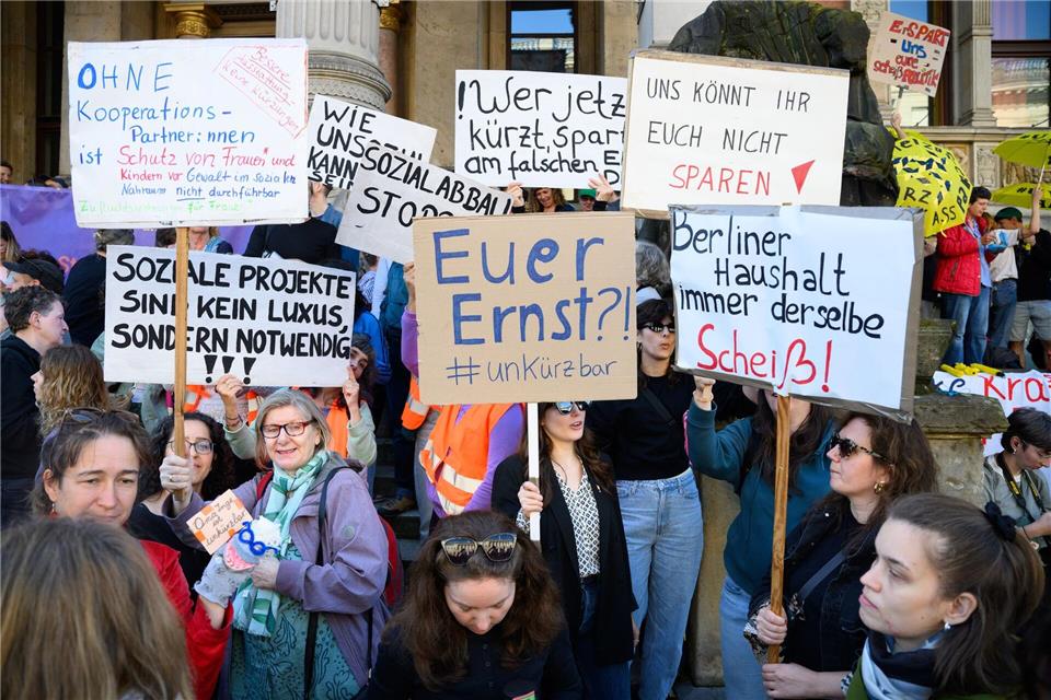 4.000 Menschen protestieren vor Parlament gegen Kürzungen Viele Demonstranten befürchten Sozialabbau und Arbeitsplatzverlust infolge von Haushaltskürzungen. Bernd von Jutrczenka/dpa
