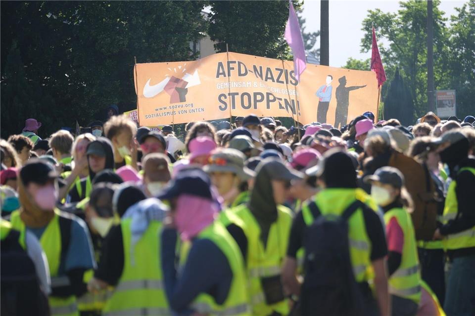 Viele Demonstranten tragen Transparente und Botschaften. Sebastian Willnow/dpa