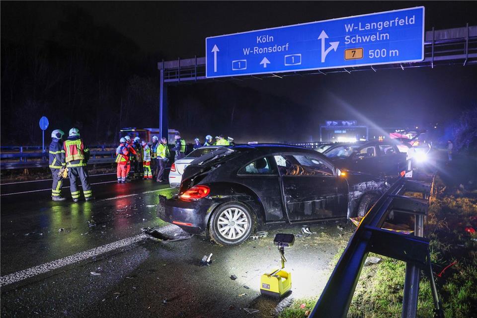 Viele Details waren zu dem Unfall auf der A1 zunächst nicht bekannt.Matthi Rosenkranz/BlaulichtRheinlandNRW /dpa