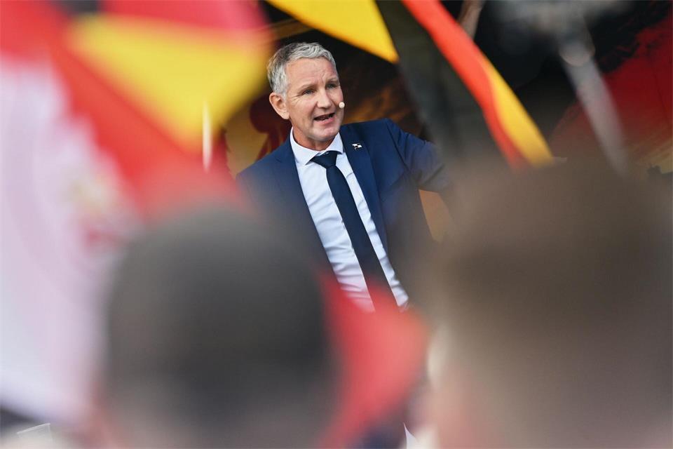 Viele Deutschlandfahnen bei einer AfD-Kundgebung am Tag der Einheit mit Björn Höcke.Patrick Pleul/dpa