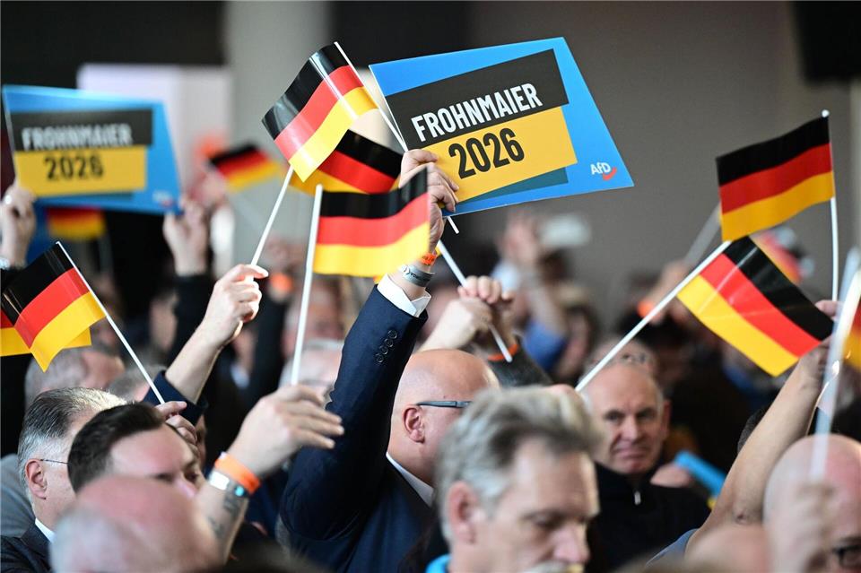 Viele Deutschlandfahnen wehten durch die Stadthalle Hechingen.Bernd Weißbrod/dpa