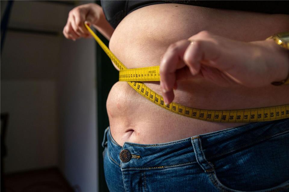 Viele Diäten versprechen schnelle Erfolge: Wer mehrere Kilos pro Woche abnimmt, verliert meist Wasser oder Muskelmasse statt Körperfett, und riskiert den Jo-Jo-EffektPia Bayer/dpa/dpa-tmn