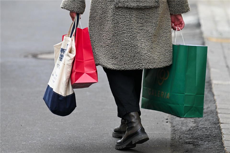 Viele Dinge des täglichen Bedarfs sind teurer geworden. (Symbolbild)Soeren Stache/dpa/ZB