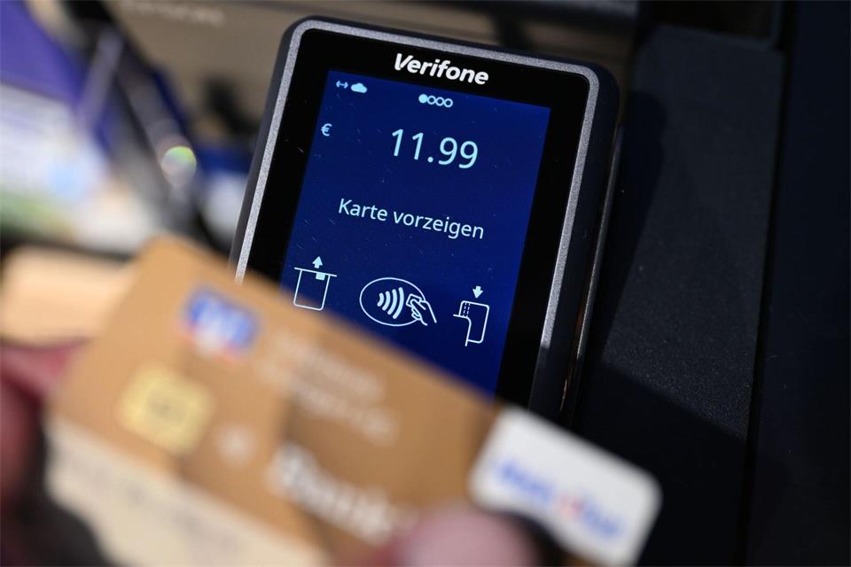Viele Einkäufe werden bargeldlos bezahlt, oft kontaktlos quasi im Vorbeigehen. (Symbolbild)Bernd Weißbrod/dpa
