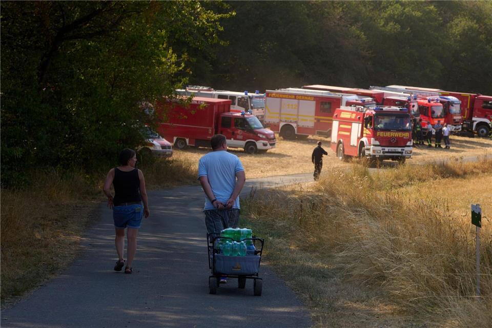Viele Einsatzkräfte kämpfen gegen einen Wald- und Wiesenbrand.Thomas Frey/dpa