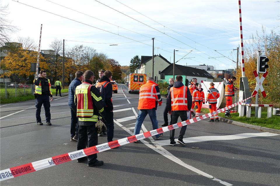 Viele Einsatzkräfte waren vor Ort.Marius Fuhrmann/dpa